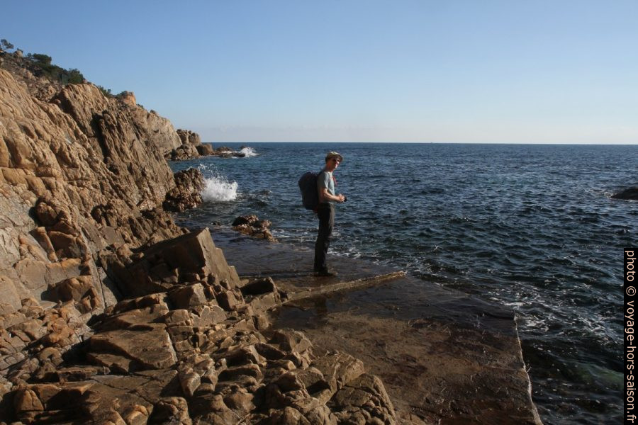 André sur le chemin maçonné en bord de mer sous le Merlier. Photo © Alex Medwedeff