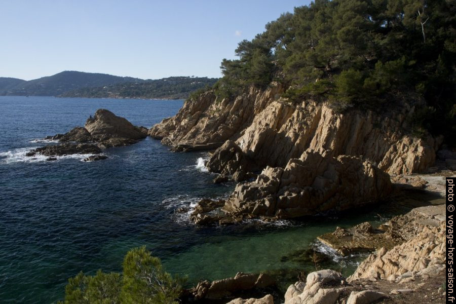 Vue retour vers le chemin maçonné en bord de mer sous le Merlier. Photo © Alex Medwedeff