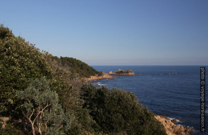 Baie entre la Pointe Moussure et le Cap Camarat. Photo © André M. Winter