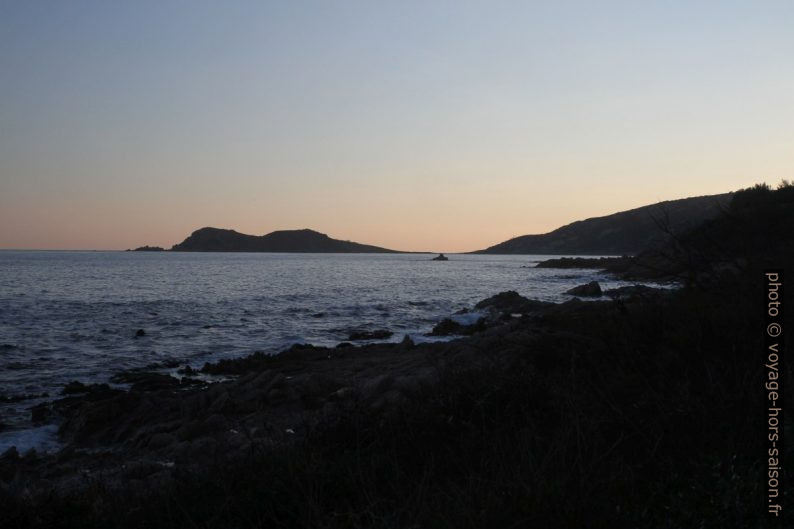 Le soir tombe sur le Cap Taillat. Photo © Alex Medwedeff