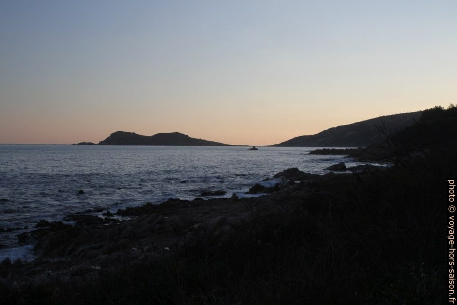 Le soir tombe sur le Cap Taillat. Photo © Alex Medwedeff