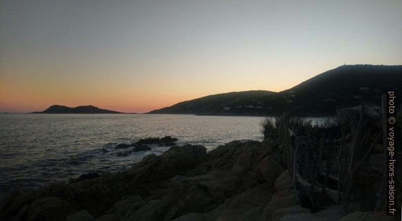 Le soir tombe sur le Cap Taillat. Photo © André M. Winter