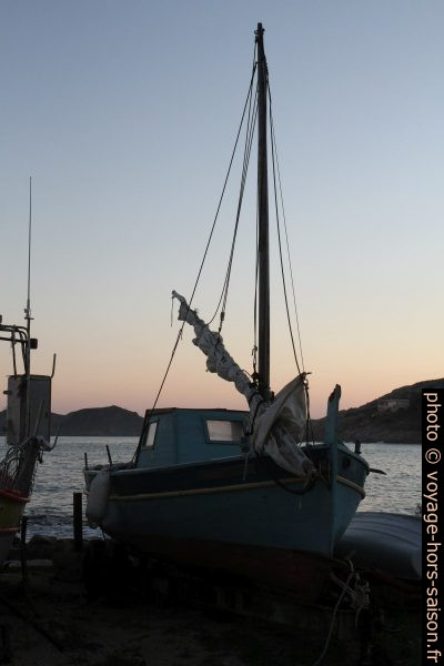 Bateau à sec dans le port de l'Escalet. Photo © Alex Medwedeff