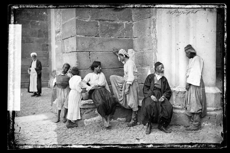 Des locaux à Nicosia en 1878. Photo: John Thomson