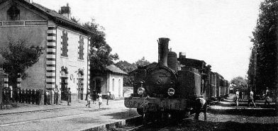 Gare de Cavalaire avec une locomotive vapeur des Chemins de Fer de Provence