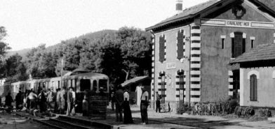 Gare de Cavalaire avec un autorail des Chemins de Fer de Provence