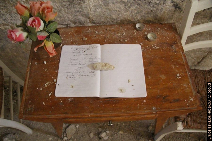 Livre d'or dans la Chapelle St. Thyrse couvert de débris. Photo © André M. Winter