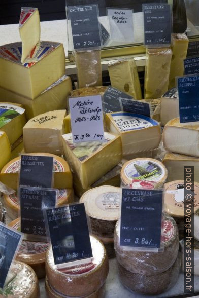 Vitrine de la fromagerie Chäslade Rahel Manser. Photo © Alex Medwedeff