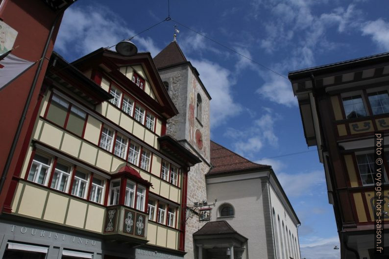 Office de tourisme et clocher de l'église St. Maurice d'Appenzell. Photo © Alex Medwedeff