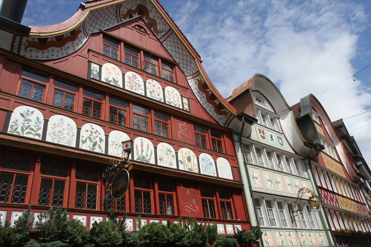 Façades de la rue marchande d'Appenzell. Photo © Alex Medwedeff