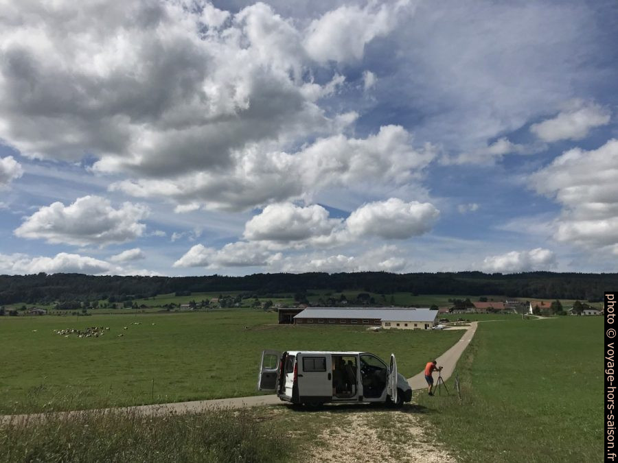Notre trafic sur les prés des Seignes à l'est de Gilley. Photo © Alex Medwedeff