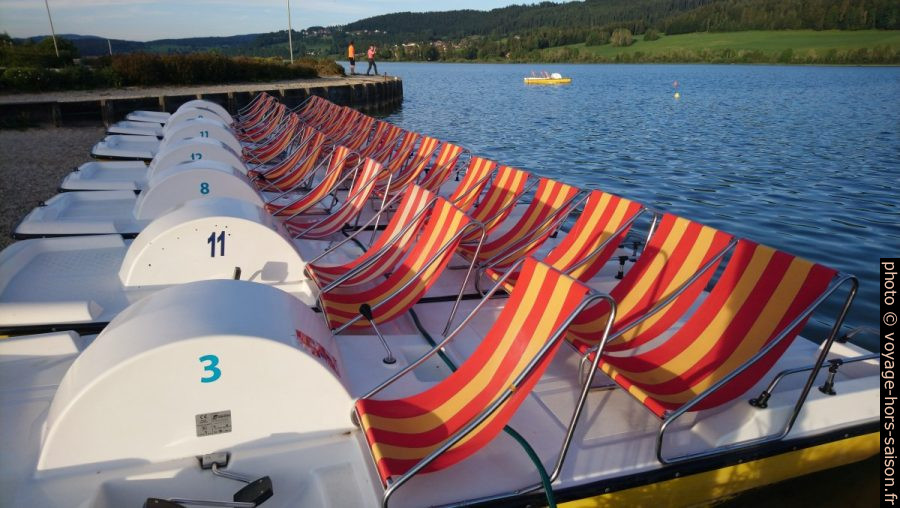 Pédalos rangés au bord du Lac de St. Point. Photo © André M. Winter