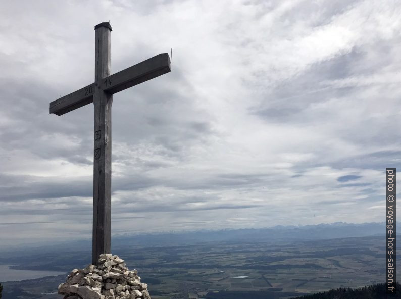 Croix sur les Aiguilles de Baulmes. Photo © Alex Medwedeff