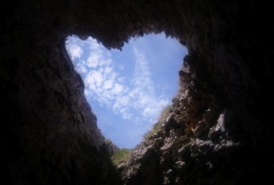 Grotte avec ouverture en forme de cœur vers le ciel. Photo © André M. Winter