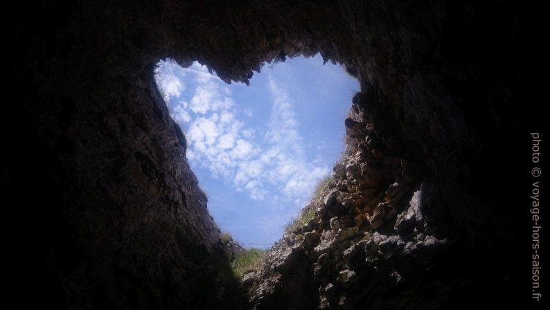 Grotte avec ouverture en forme de cœur vers le ciel. Photo © André M. Winter