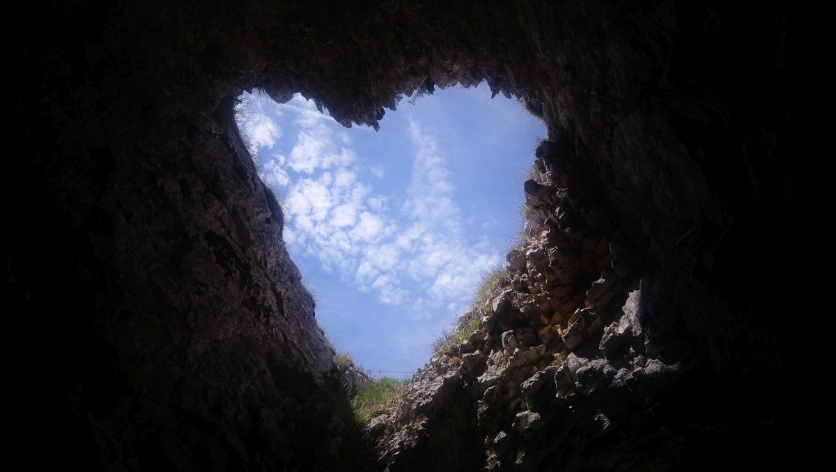 Grotte avec ouverture en forme de cœur vers le ciel. Photo © André M. Winter