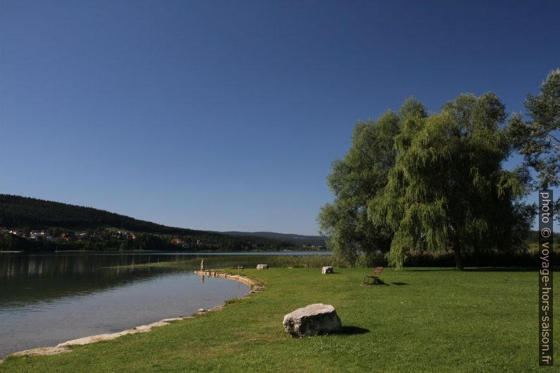 Pré devant le camping de St.-Point-Lac. Photo © Alex Medwedeff