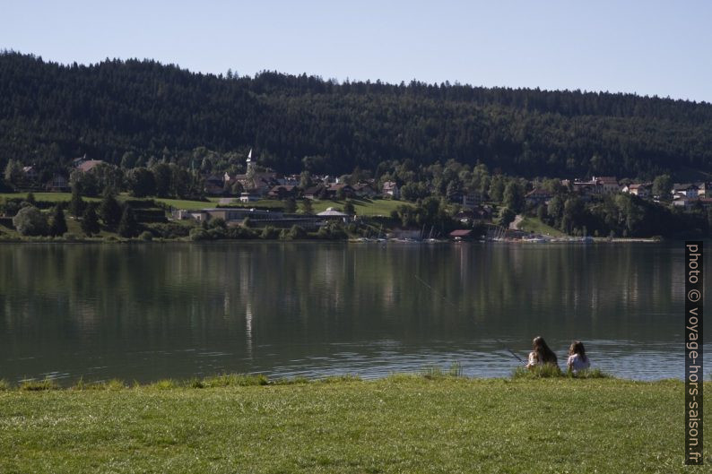 Deux fillettes pêchent au bord du lac. Photo © Alex Medwedeff