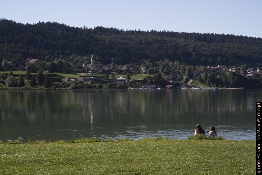 Deux fillettes pêchent au bord du lac. Photo © Alex Medwedeff