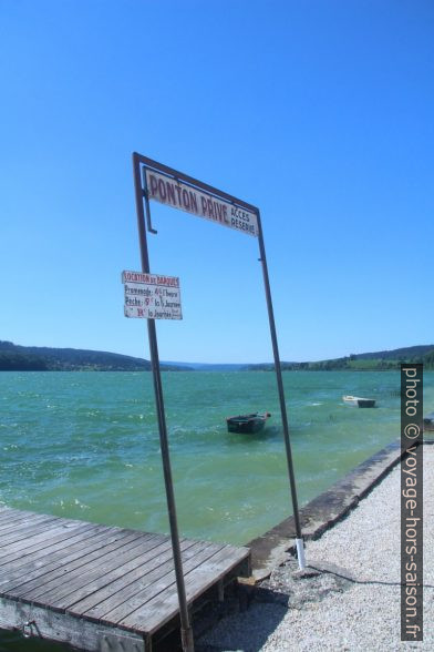 Panneau du ponton privé de Port-Titi. Photo © André M. Winter