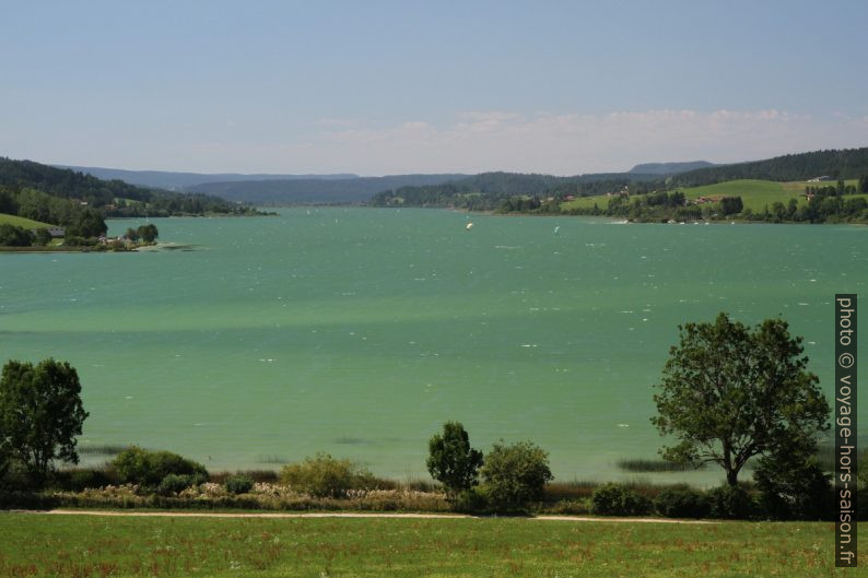 Vue sur l'étendue du Lac de Saint-Point. Photo © Alex Medwedeff