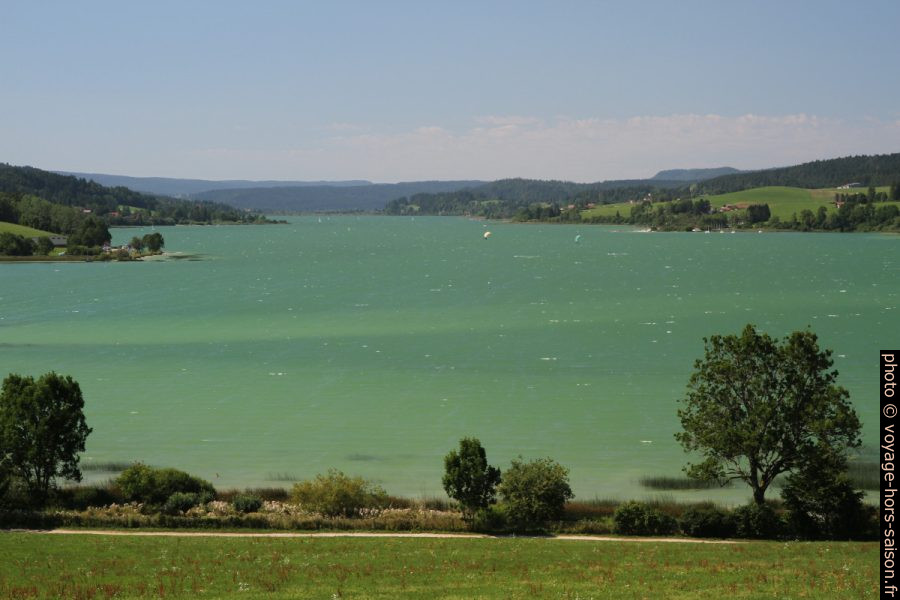 Vue sur l'étendue du Lac de Saint-Point. Photo © Alex Medwedeff