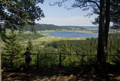 Le Lac de Remoray vu du Belvédère des deux lacs. Photo © André M. Winter