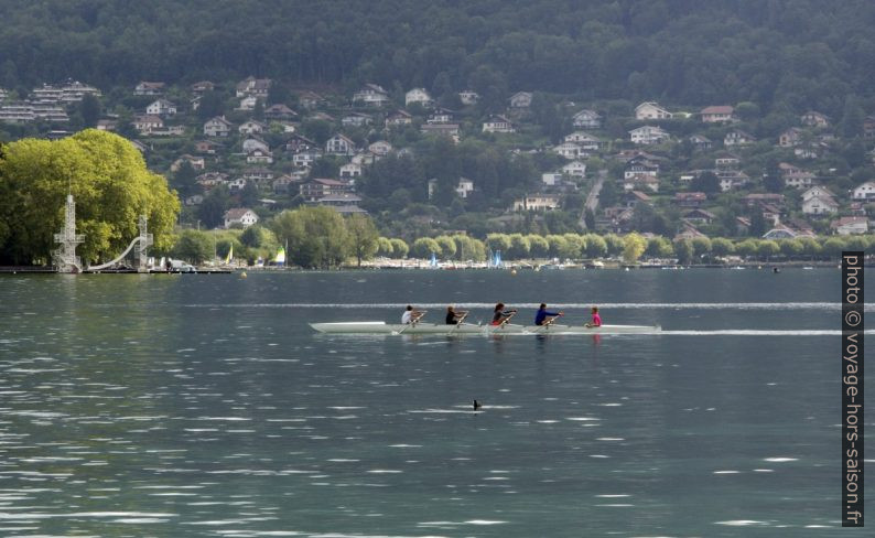 Quatre avec barreur sur le Lac d'Annecy. Photo © André M. Winter