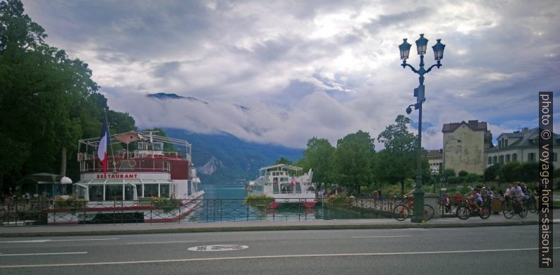 Bateaux de croisière lacustre sur le Thiou à Annecy. Photo © André M. Winter