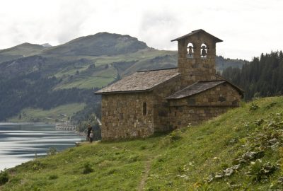 La Chapelle de Roselend et la Roche Parstire. Photo © André M. Winter