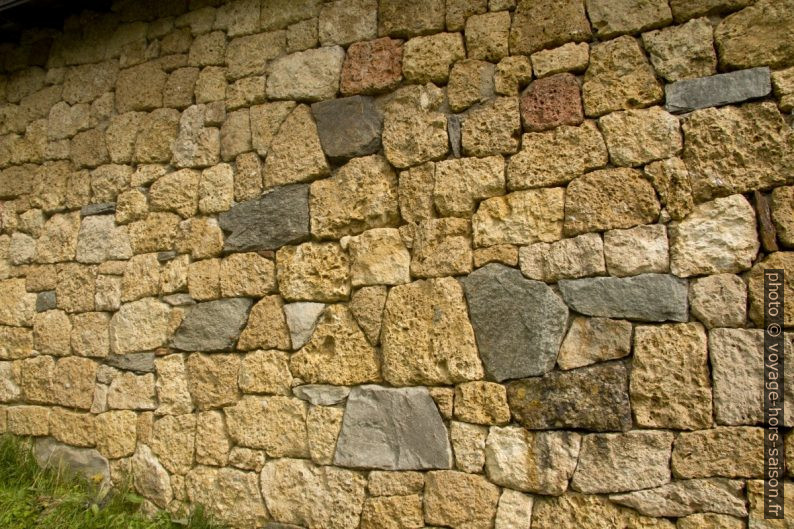 Détail du mur de la Chapelle de Roselend. Photo © André M. Winter