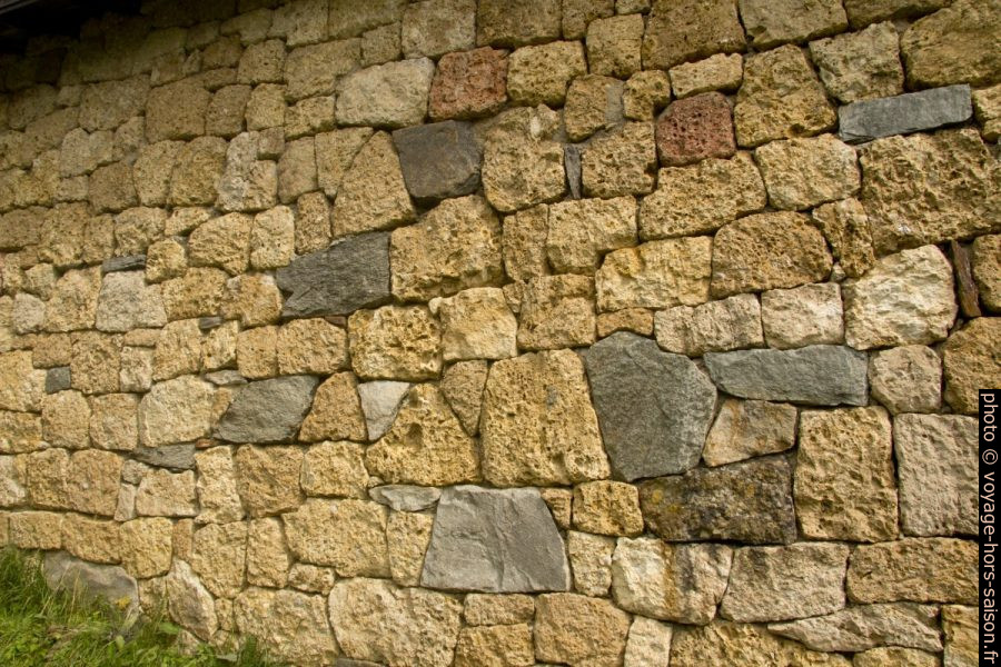 Détail du mur de la Chapelle de Roselend. Photo © André M. Winter
