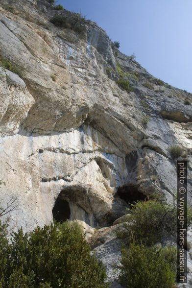 Grottes aveugles sous la paroi. Photo © Alex Medwedeff