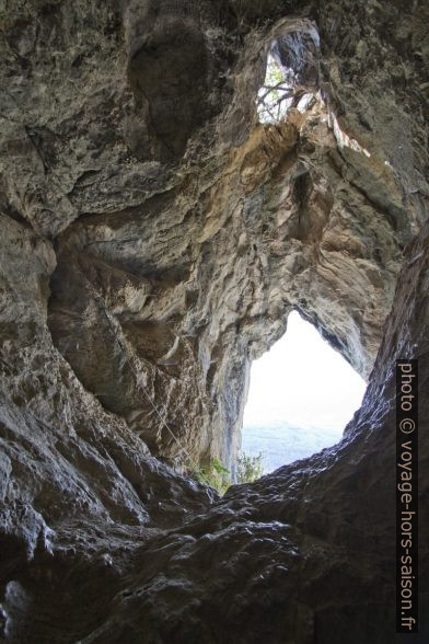 Vue retour à l'accès est de la Grotte du Trou de l'Argent. Photo © André M. Winter