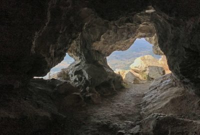 Premières fenêtres de la Grotte du Trou de l'Argent. Photo © Alex Medwedeff