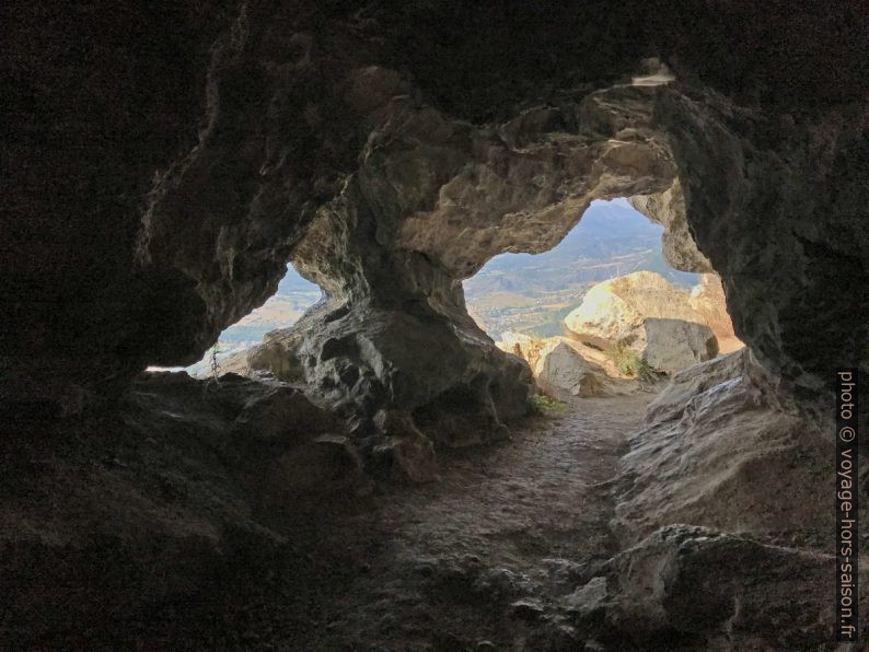 Premières fenêtres de la Grotte du Trou de l'Argent. Photo © Alex Medwedeff