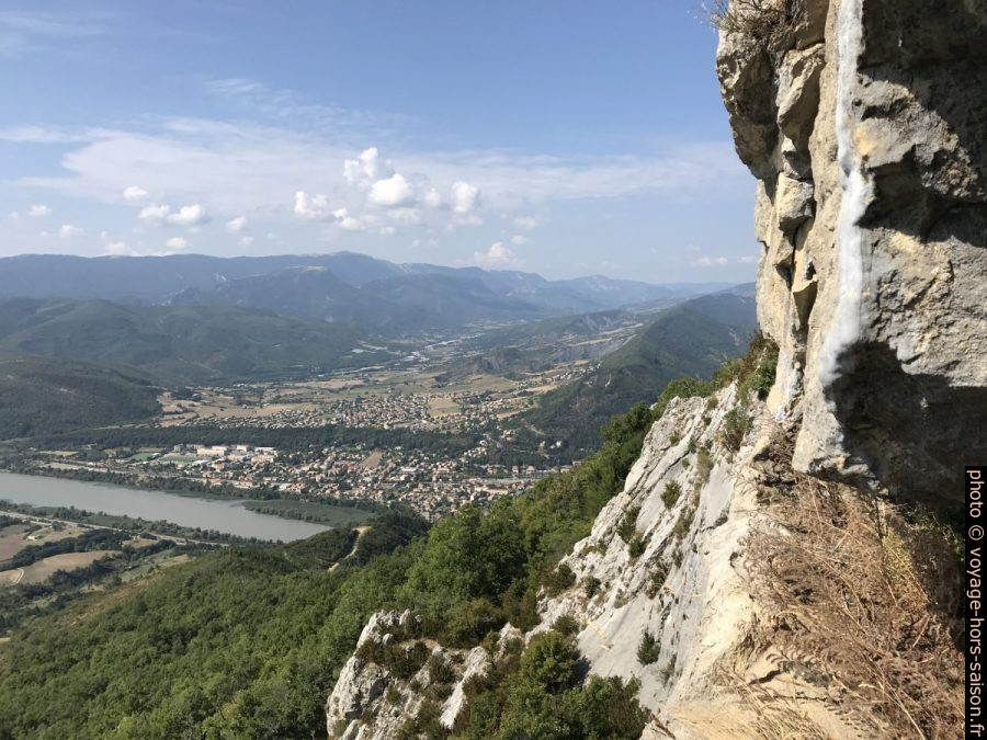 Le Thor et la vallée du Jabron vus de la Grotte du Trou de l'Argent. Photo © Alex Medwedeff