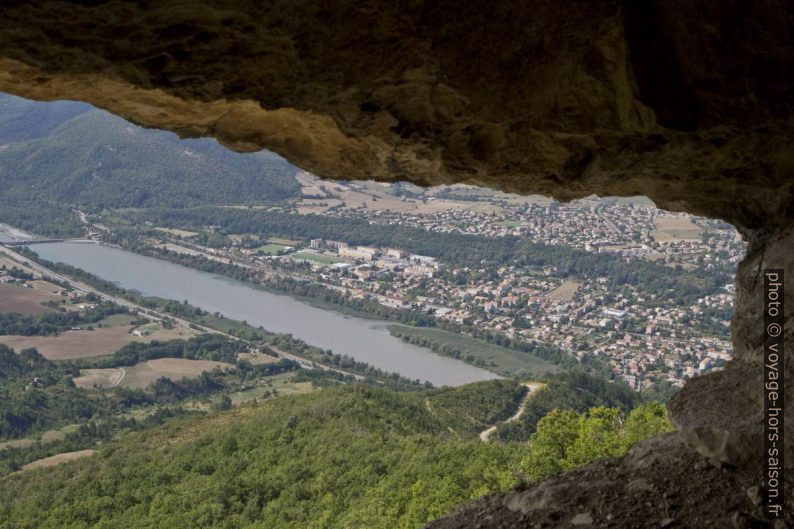 La Durance vue de la dernière fenêtre de la Grotte du Trou de l'Argent. Photo © Alex Medwedeff