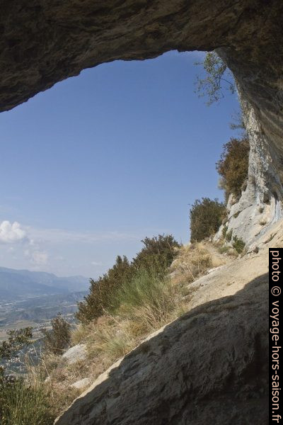 Sortie ouest de la Grotte du Trou de l'Argent. Photo © Alex Medwedeff
