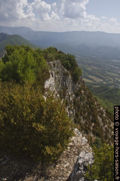 Vue de la paroi sud du point culminant de la Montagne de la Baume. Photo © Alex Medwedeff
