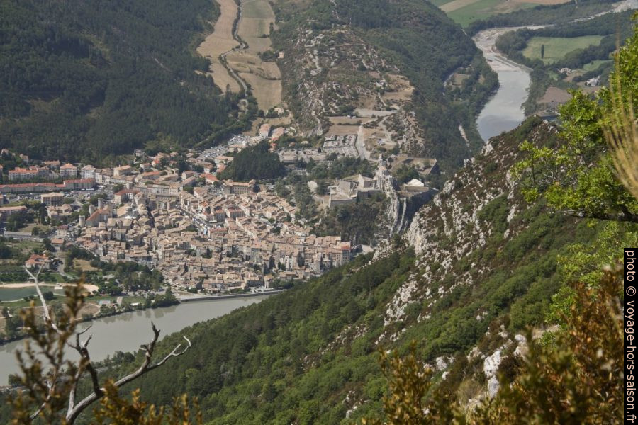 Sisteron vu de la crête de la Montagne de la Baume. Photo © André M. Winter