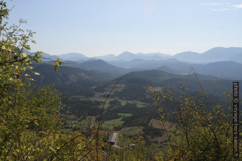 Vue retour vers le village de Robion. Photo © Alex Medwedeff