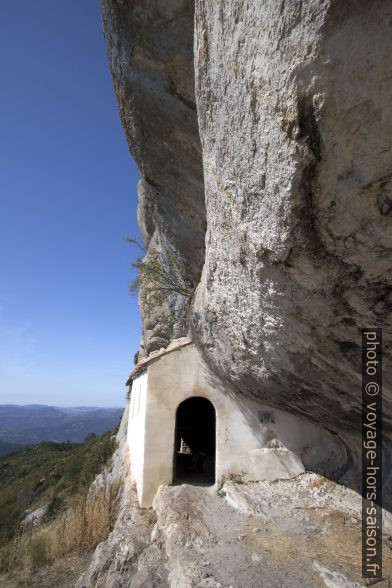 La Chapelle St. Trophime sous la paroi rocheuse. Photo © André M. Winter