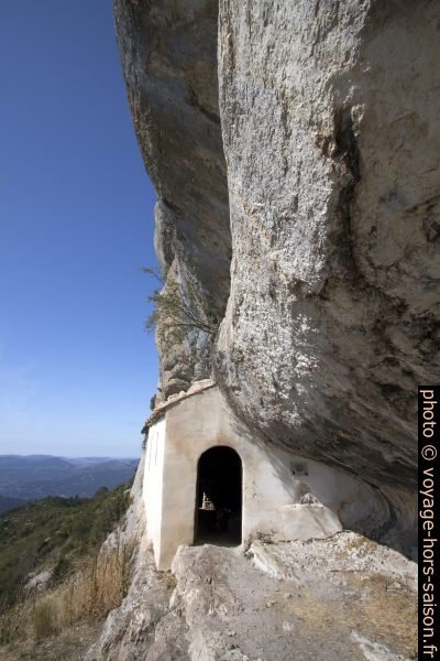 La Chapelle St. Trophime sous la paroi rocheuse. Photo © André M. Winter