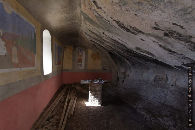 Intérieur de la chapelle St. Trophime de Robion. Photo © André M. Winter