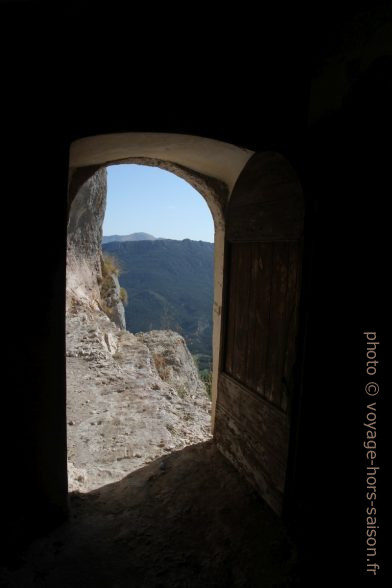 Vue de la porte vers le parvis naturel. Photo © Alex Medwedeff