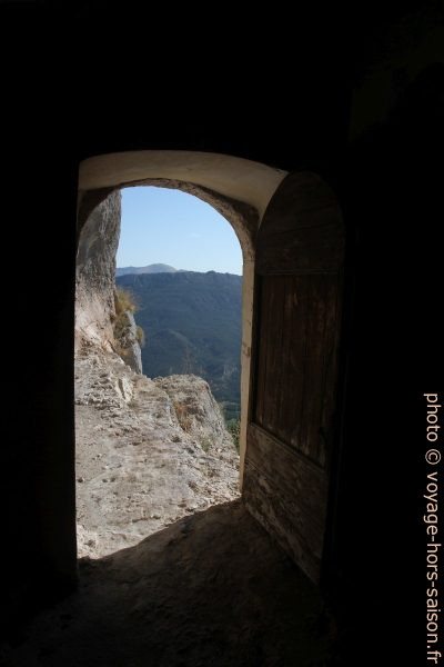 Vue de la porte vers le parvis naturel. Photo © Alex Medwedeff