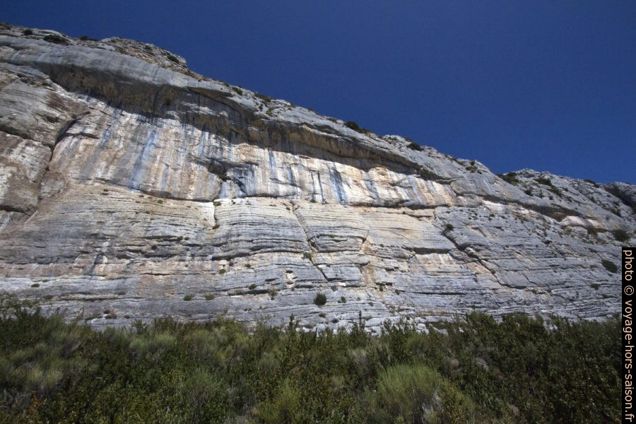 Corniche de la paroi sud de la Montagne de Robion. Photo © André M. Winter