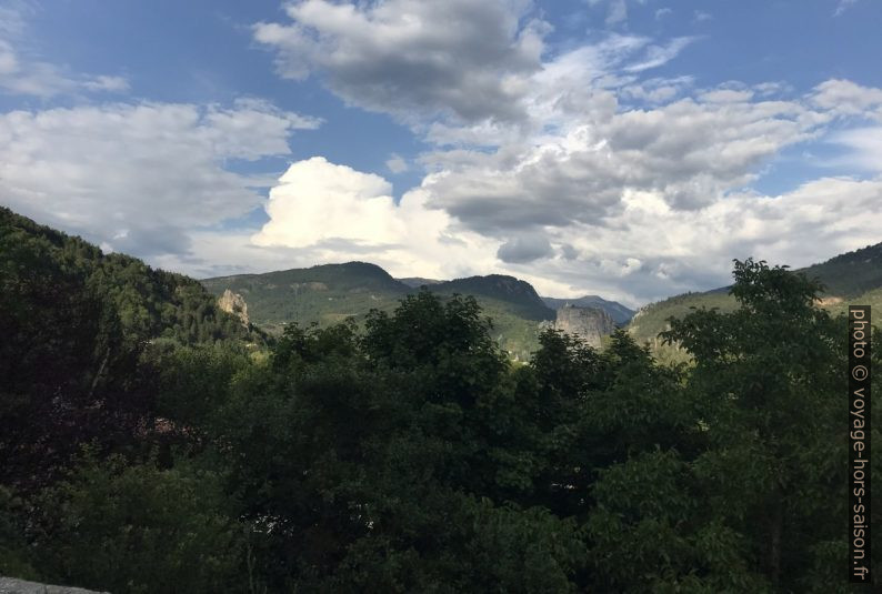 Vue de la Colle vers Castellane. Photo © Alex Medwedeff