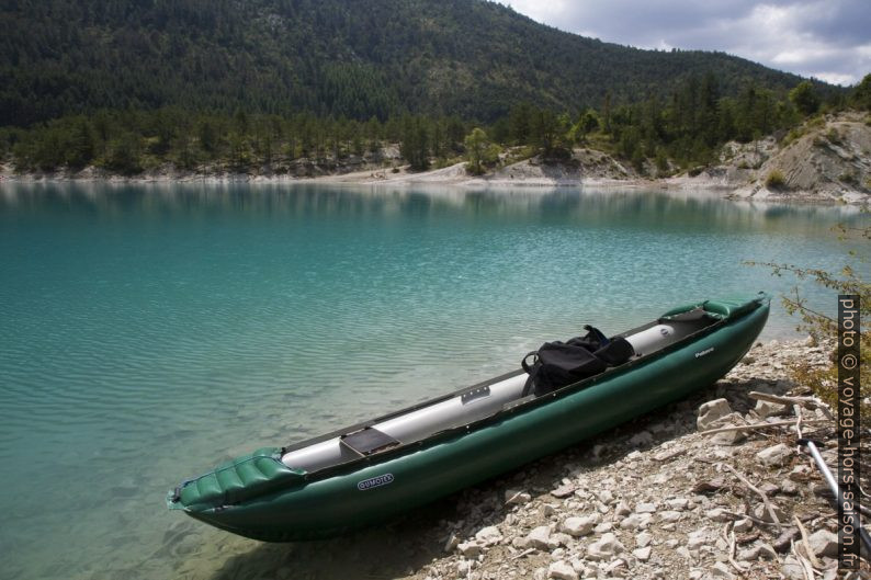 Notre canoë gumotex sur le Lac de Castillon. Photo © Alex Medwedeff